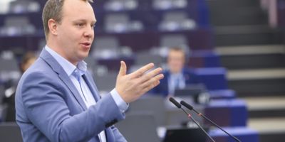 Daniel Freund speaking at the plenary